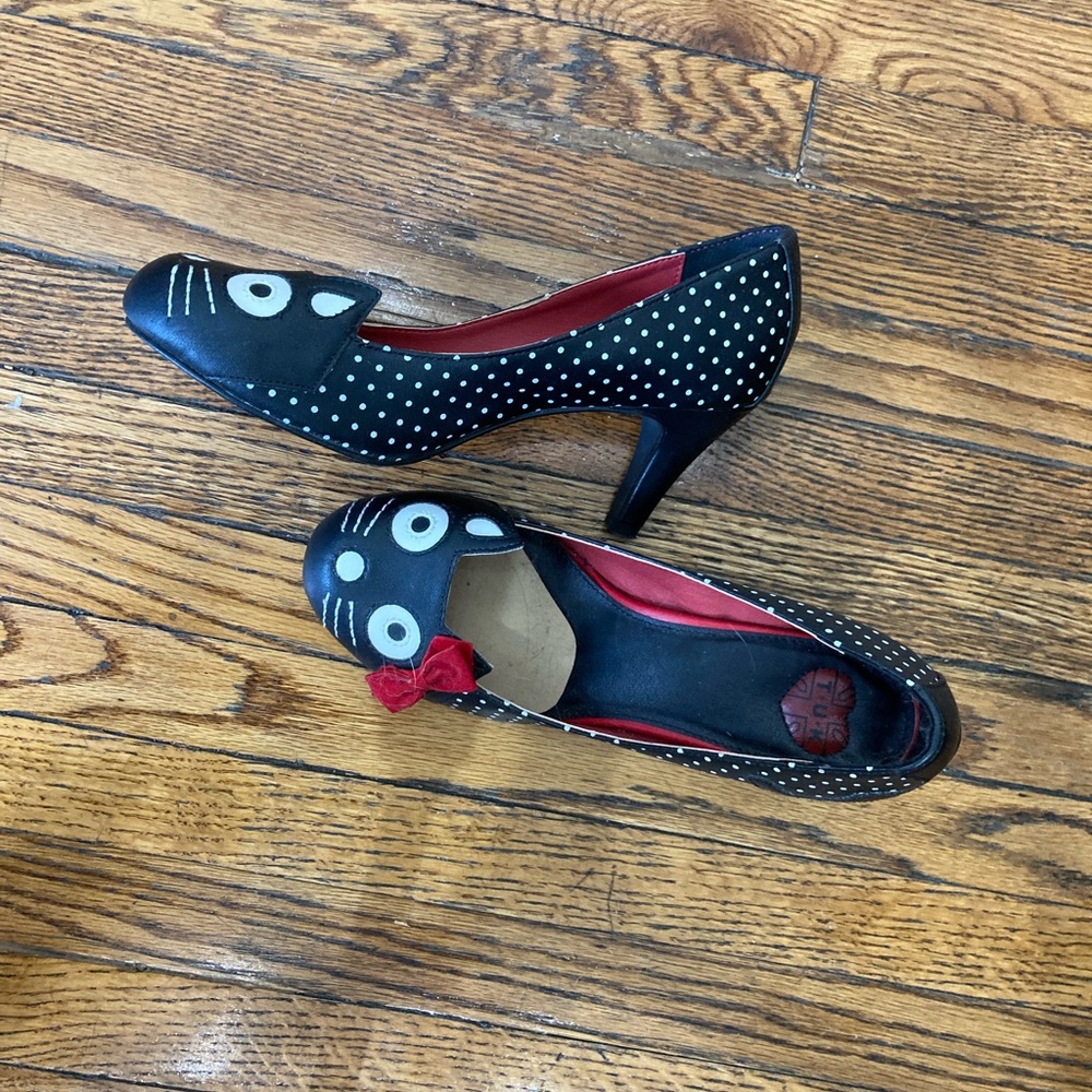TUK cat heels